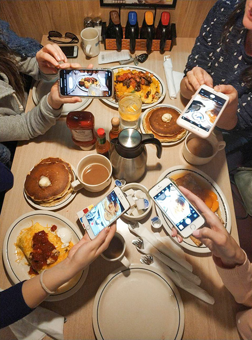 Закусочная Ihop весь день предлагает типично американские завтраки: блинчики, бекон, яйца. Порции огромные. Стоимость блюда по акции — от 5 $ (376<span class=ruble>Р</span>)