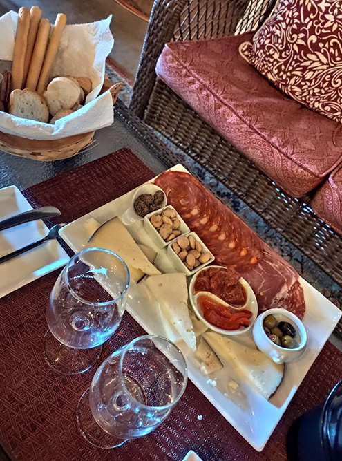Закуски, предлагаемые по нашему купону. Часть мяса съели к моменту фото: невозможно было устоять. Муж был за рулем, мне пришлось дегустировать за двоих, о чем я ни капли не жалею