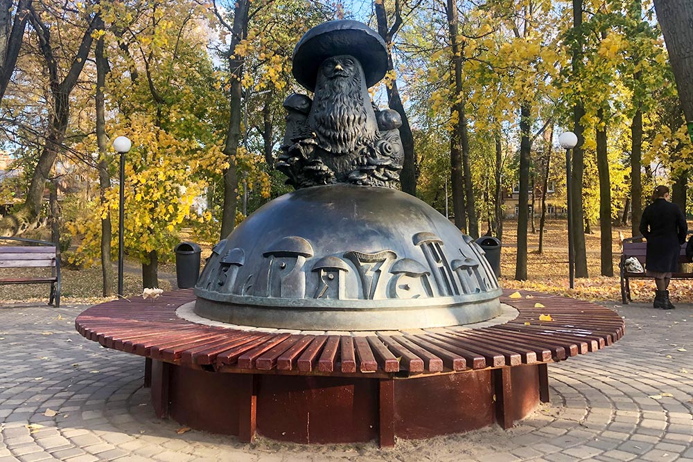 В 2013 году в Верхнем городском саду, который местные жители называют Наташкиным парком, установили памятник грибу с глазами