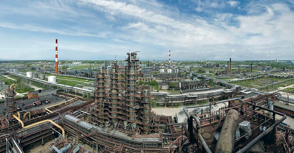 Рязанский нефтеперерабатывающий завод. Мой знакомый там работает инженером. Получает около 50 000 <span class=ruble>Р</span>. Работа нравится: есть полис ДМС и льготная столовая. Источник: aer-group.ru