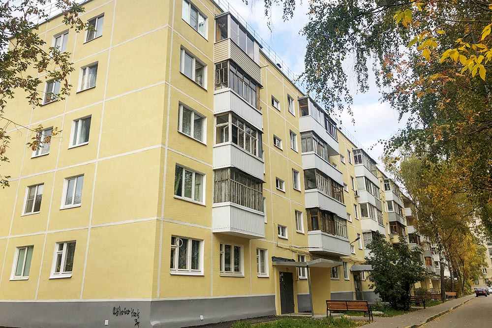 Недавно в пятиэтажках в рабочих поселках стали делать капитальный ремонт. Их красят чаще всего в желтый цвет, промазывают швы, меняют крыши