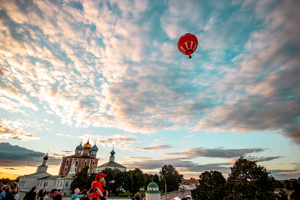 Участники фестиваля у Кремля. Источник: Marina Biryukova / Shutterstock
