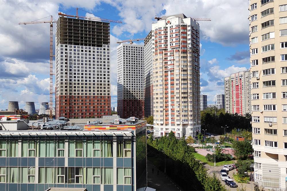 Из моего окна видны два строящихся жилых комплекса: «Большая Очаковская, 2» за зданием школы и «Вестердам» вдали справа