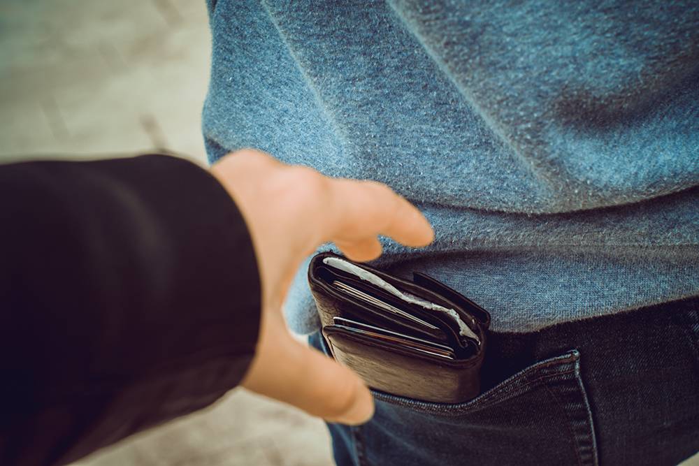 Деньги, кошелек или&nbsp;телефон в заднем кармане — подарок для&nbsp;воров. Лично я ношу там только носовые платки. Источник: LeaDigszammal / Shutterstock