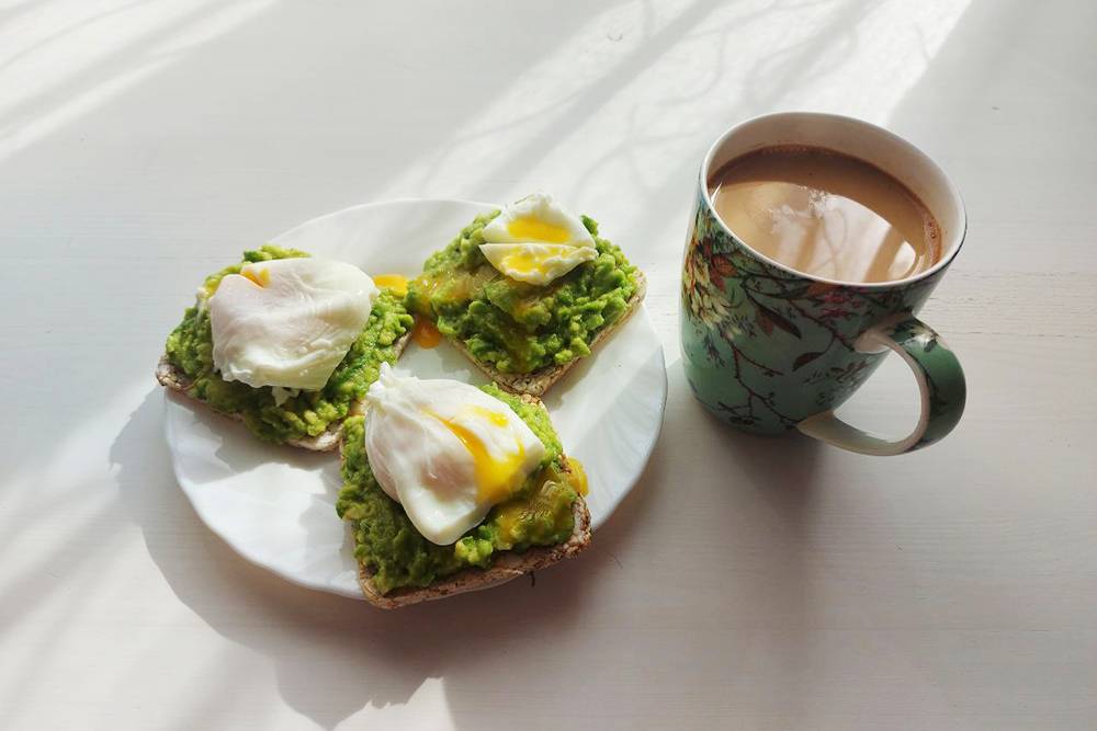 Завтрак: бутерброды с авокадо и яйцами, кофе