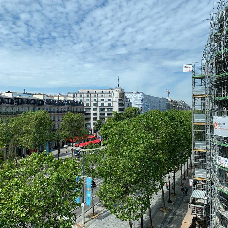 Вид из одного из коворкингов на Елисейские Поля — одну из центральных и самых знаменитых улиц Парижа