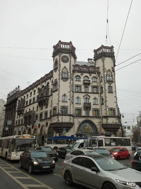 На первом этаже этого дома находится Санкт-Петербургский театр «Русская антреприза» имени&nbsp;Андрея Миронова