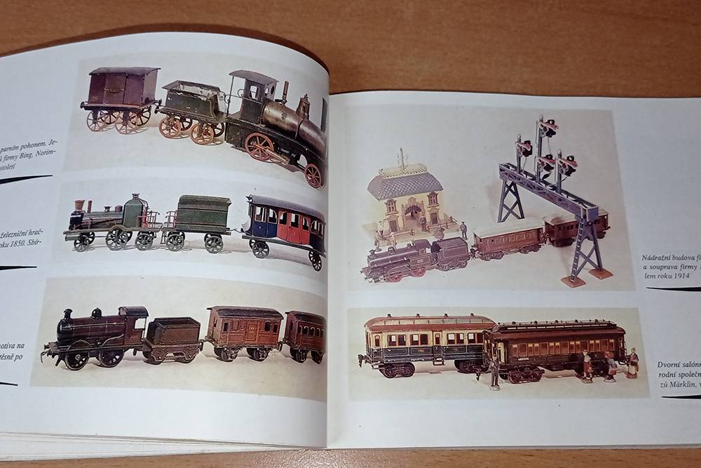 А это игрушечные поезда в книге Vlaky dětských snů — «Поезда детской мечты». Книга издана в Праге в 1989&nbsp;году, автор — ‎Ludovík Losos. Я случайно выменял ее у другого коллекционера на советскую книжку про&nbsp;железные дороги