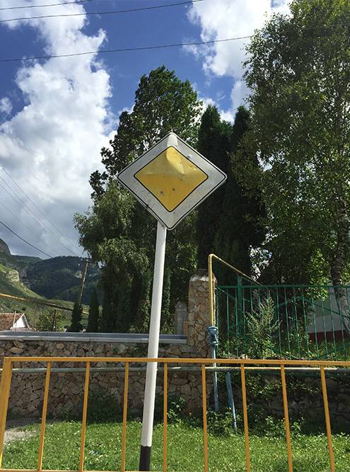 По всему Кавказу встречаются простреленные дорожные знаки. Местные рассказали, что так охотники проверяют прицел, хотя правилами охоты это запрещено