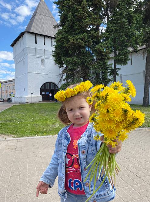 Дочь на фоне Спасо-Преображенского монастыря