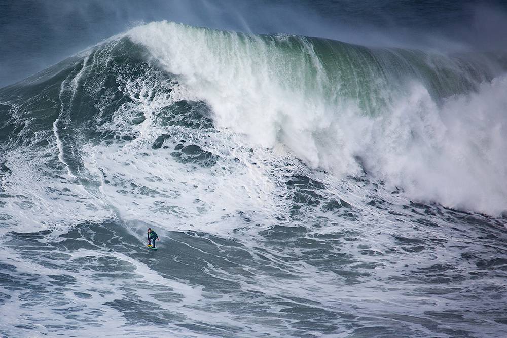 Волны в Назаре могут доходить до 20—30 метров! Нам повезло увидеть только волны в 10—15 метров высотой