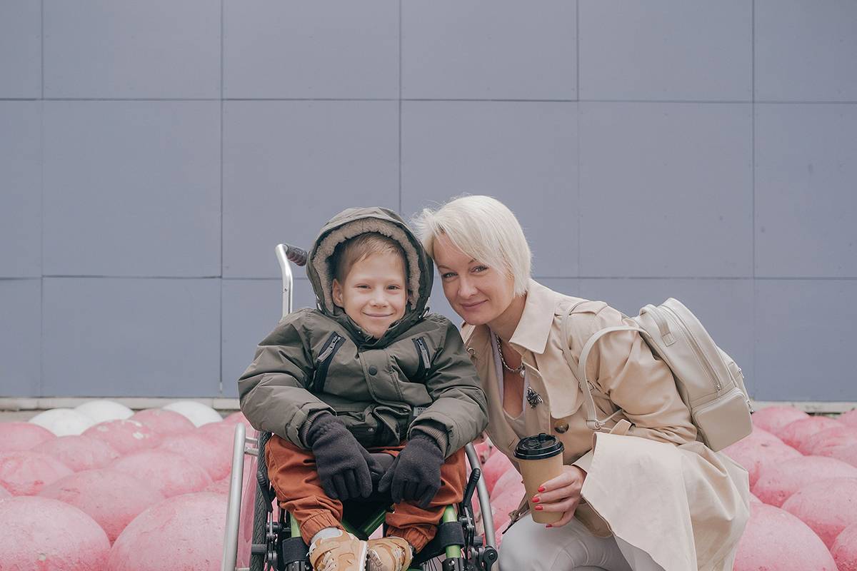 Инна Инюшкина, основательница фонда «Спина бифида», и ее сын Матвей. Инна рассказала Тинькофф Журналу об истории создания НКО