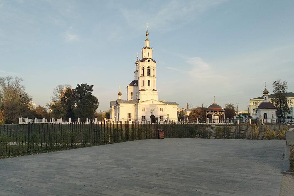 Вид на Богоявленский собор со стороны Детского парка