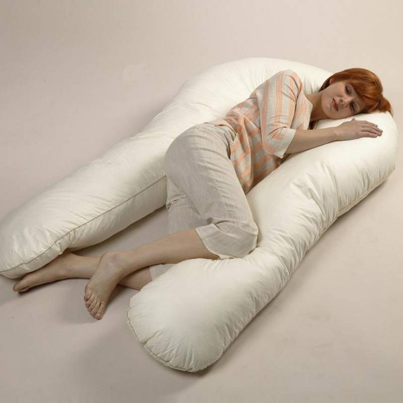 Чтобы справиться с бессонницей, можно попробовать спать на специальной подушке. Она помогает поудобнее устроиться во время сна: положить повыше ногу и расслабить спину. Источник: bodypro.ru