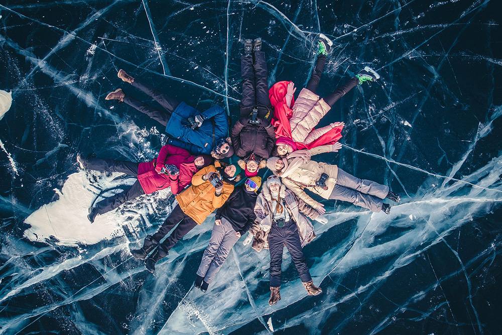 Приехать на&nbsp;Байкал и не полежать на&nbsp;льду — преступление. Фото: Павел Горшков