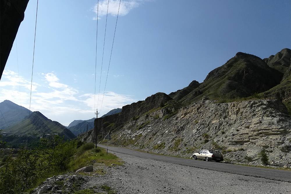 В Дагестане большая часть горных дорог асфальтированные. Водителей мало — ездить комфортно