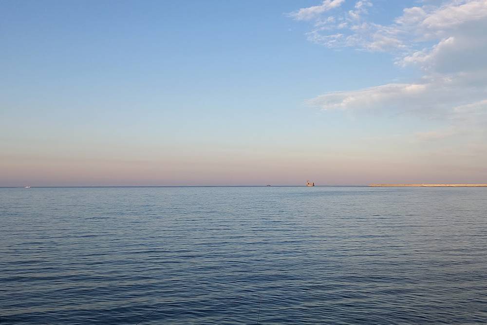 Каспийское море — самый крупный на планете замкнутый водоем. Оно не имеет связи с океаном, но вода в нем соленая