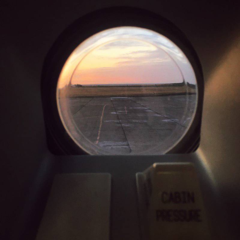 Фото с моего первого рейса — это вид на рассвет в Караганде из иллюминатора в хвостовой части самолета