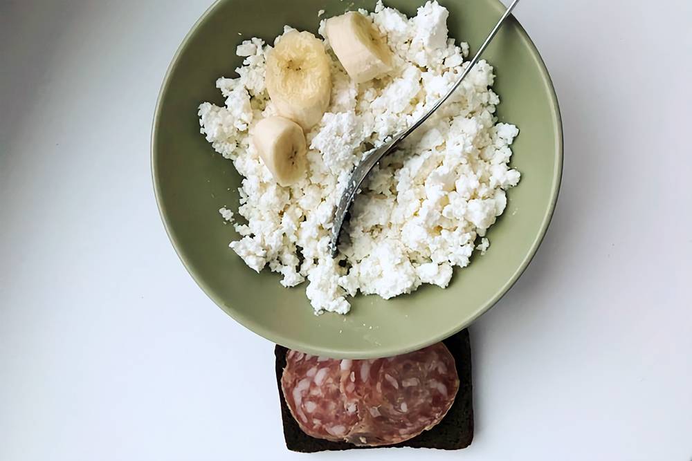 Завтрак: творог с бананом и бутерброд с колбасой