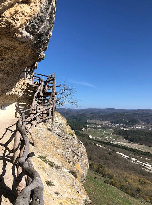 Деревянные лестницы в монастыре