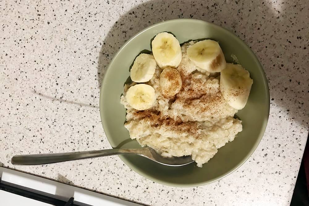 Завтрак: овсянка с бананом и корицей