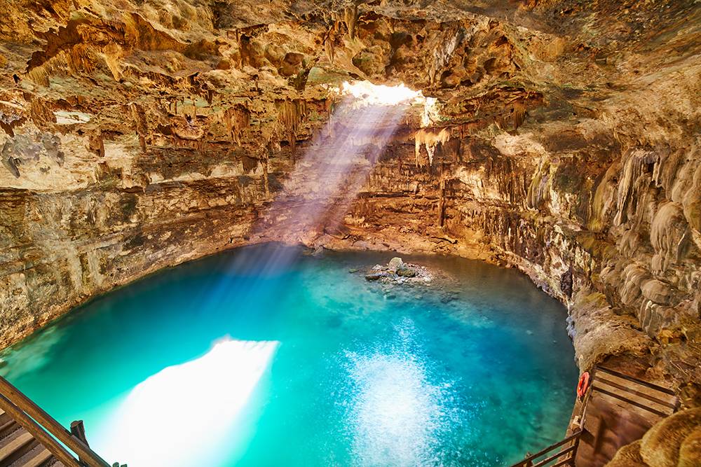 Сеноты образовались из-за обвалов сводов известняковых пещер с подземными водами. Источник: lunamarina / Shutterstock