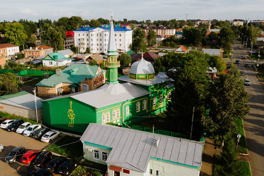 Мечеть стоит среди обычных одноэтажных строений и даже слегка теряется в зелени вокруг. Источник: Анастасия Губинская