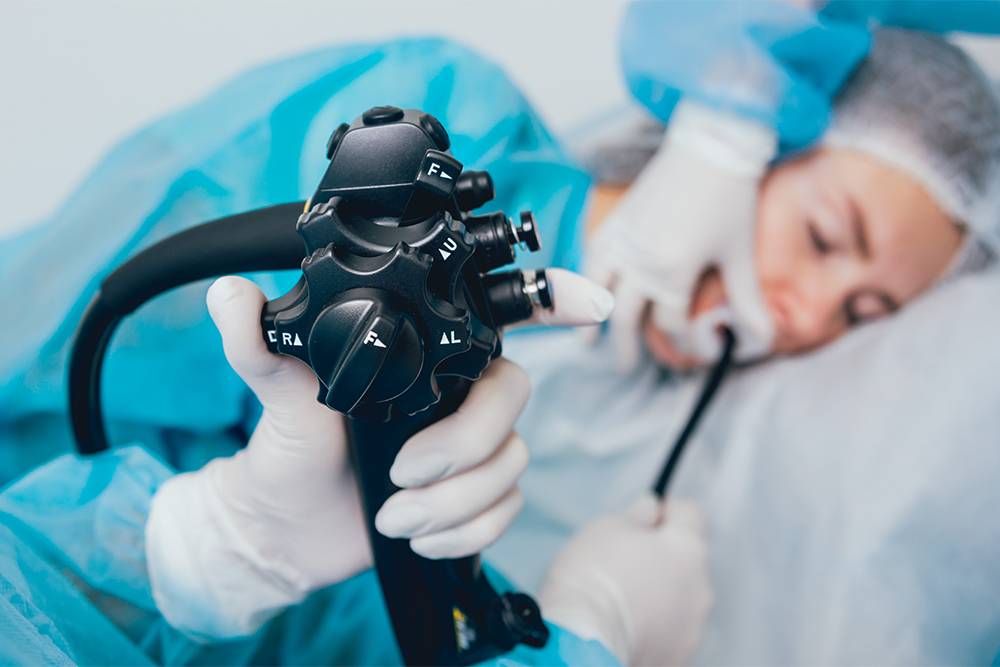 При&nbsp;гастроскопии в рот вводят специальную трубку с камерой на конце, а врач видит на экране слизистую желудка. Источник: Roman Zaiets / Shutterstock