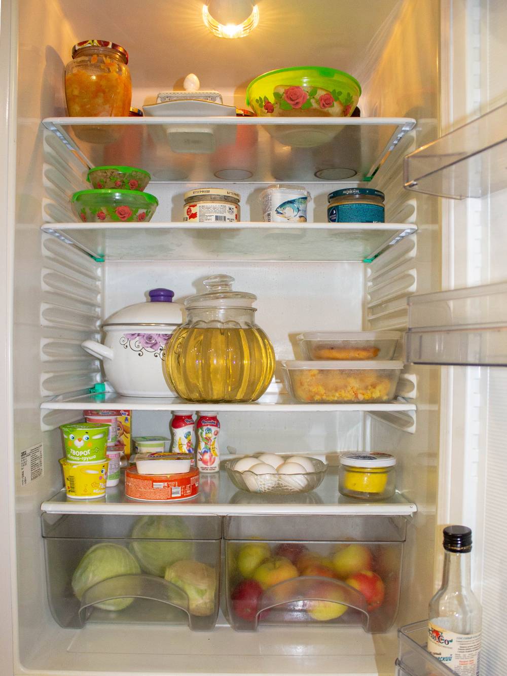 У нас в&nbsp;семье три человека, и&nbsp;холодильник обычно выглядит примерно так. Капусту лучше заворачивать в&nbsp;пищевую пленку, но&nbsp;у нас она долго не&nbsp;хранится, поэтому я ее не&nbsp;упаковываю