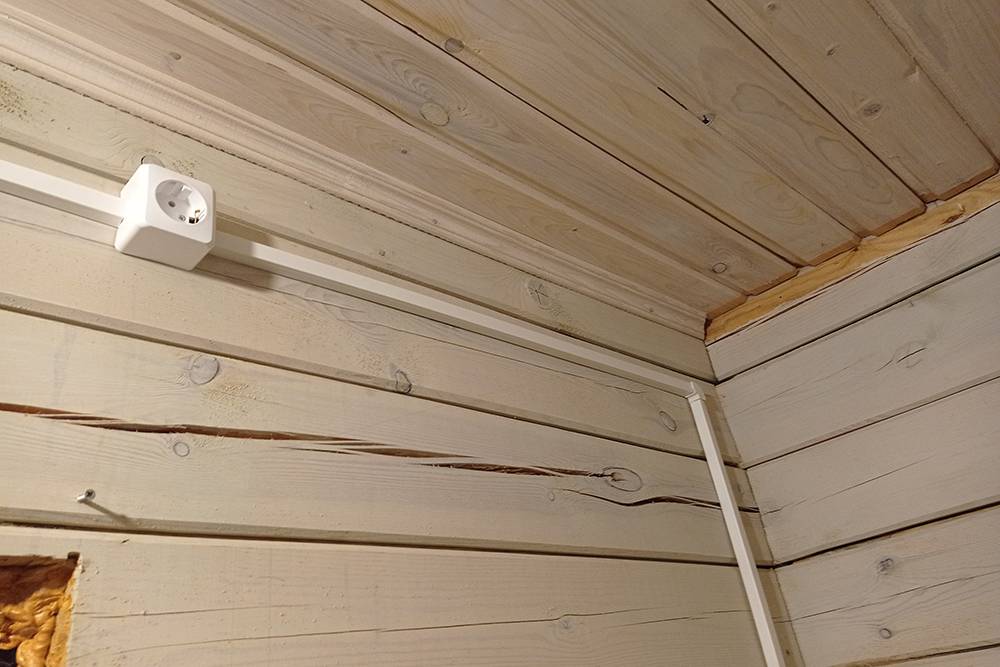 Правильная прокладка кабеля в деревянном доме: кабель располагается снаружи, в пластиковых каналах