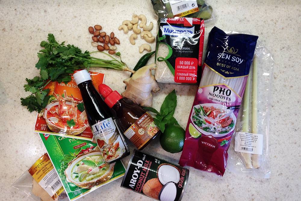 Так выглядит примерный набор продуктов, из которых готовят тайские блюда. Но многое в кадр все&nbsp;же не вошло