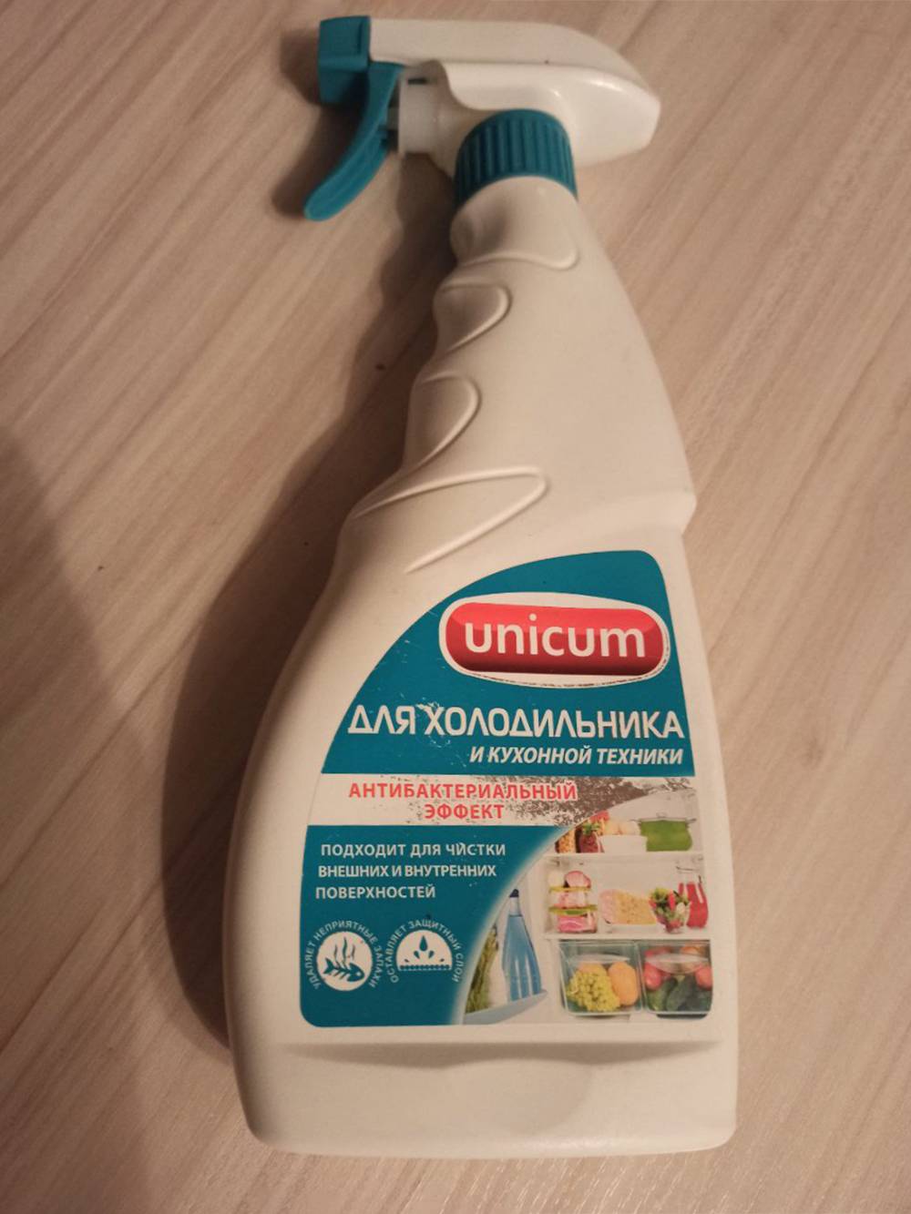 Я использую средство для&nbsp;холодильника и кухонной техники Unicum: у него приятный запах и он хорошо чистит. Такая бутылочка стоит около 300 <span class=ruble>Р</span>