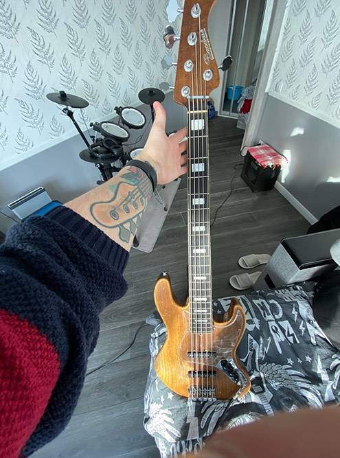 Бас-гитара Bacchus нашего басиста Дмитрия, он покупал ее с рук за 50 000 <span class=ruble>Р</span>