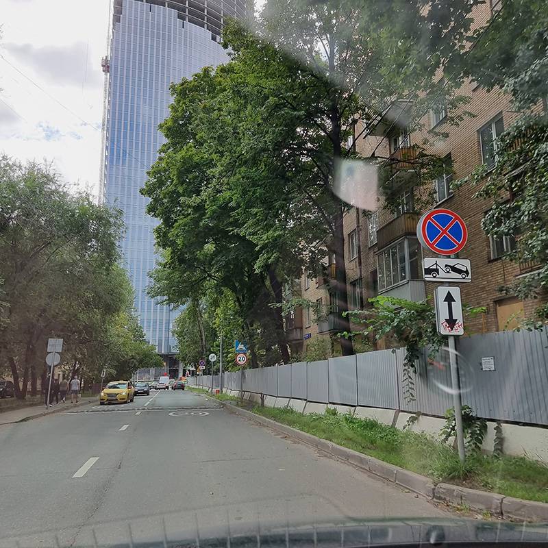 Справа — дома микрорайона «Камушки». Жители много лет жаловались на шум от стройки Москва-Сити, а сейчас весь микрорайон будут сносить
