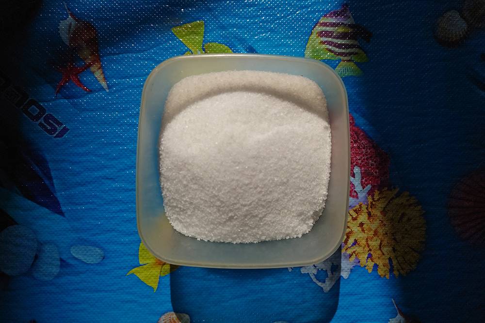 Мой любимый ароматизатор — морская пищевая соль из супермаркета, стоит меньше 100 <span class=ruble>Р</span>. Продается в картонной упаковке, которая в бане намокает и деформируется, поэтому я пересыпаю соль в пластиковый контейнер и беру с собой