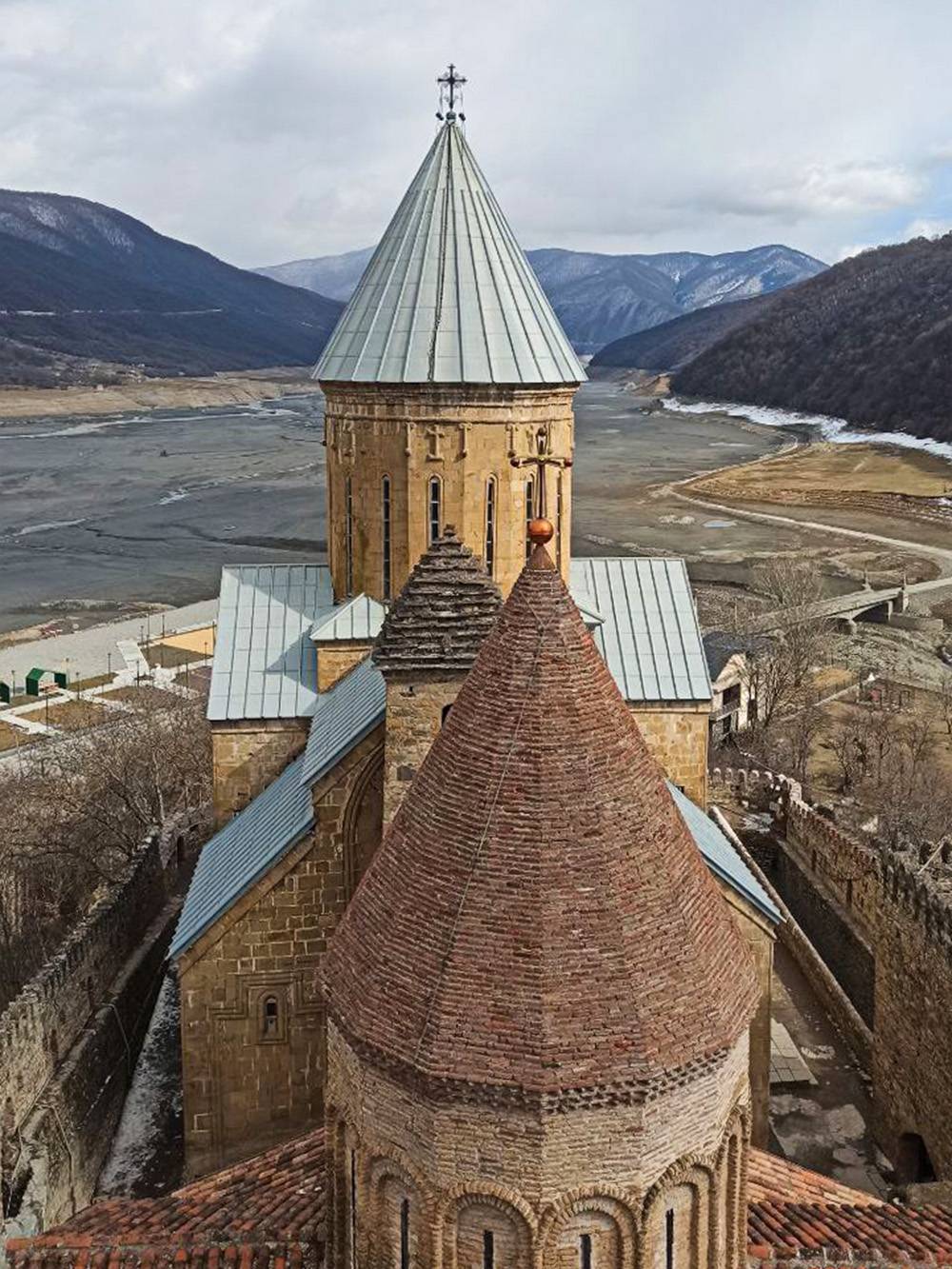 Крепость Ананури на Военно-Грузинской дороге, на пути в Тбилиси