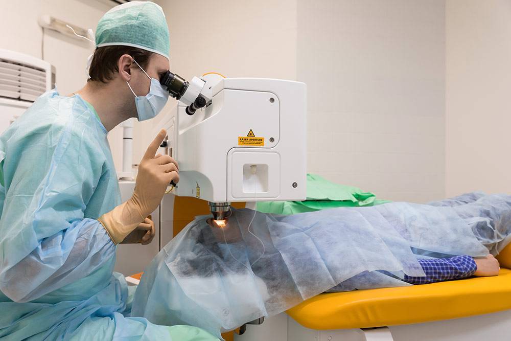 Так делают лазерную коррекцию зрения. Операция занимает не более 20 минут. Источник: MichaelVaulin / Shutterstock