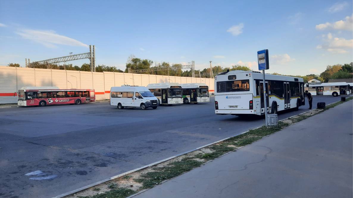 Автобусы на конечной остановке у станции Долгопрудная