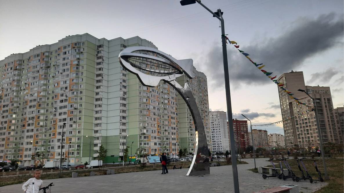Памятник дирижаблю в микрорайоне Центральный