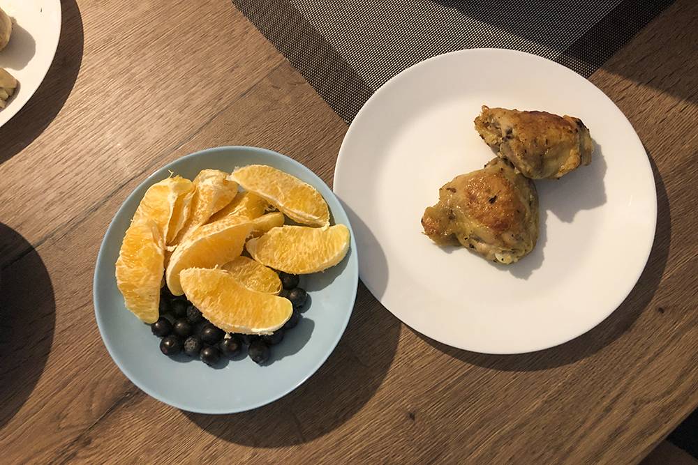 Перекус: апельсин и голубика, курицу определил обратно в холодильник