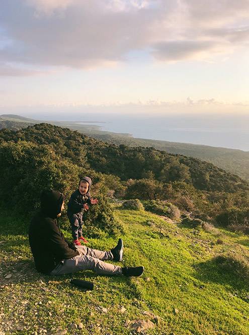С холма открывается живописный вид на бухты Акамаса. Здесь особенно любишь Кипр и его природу