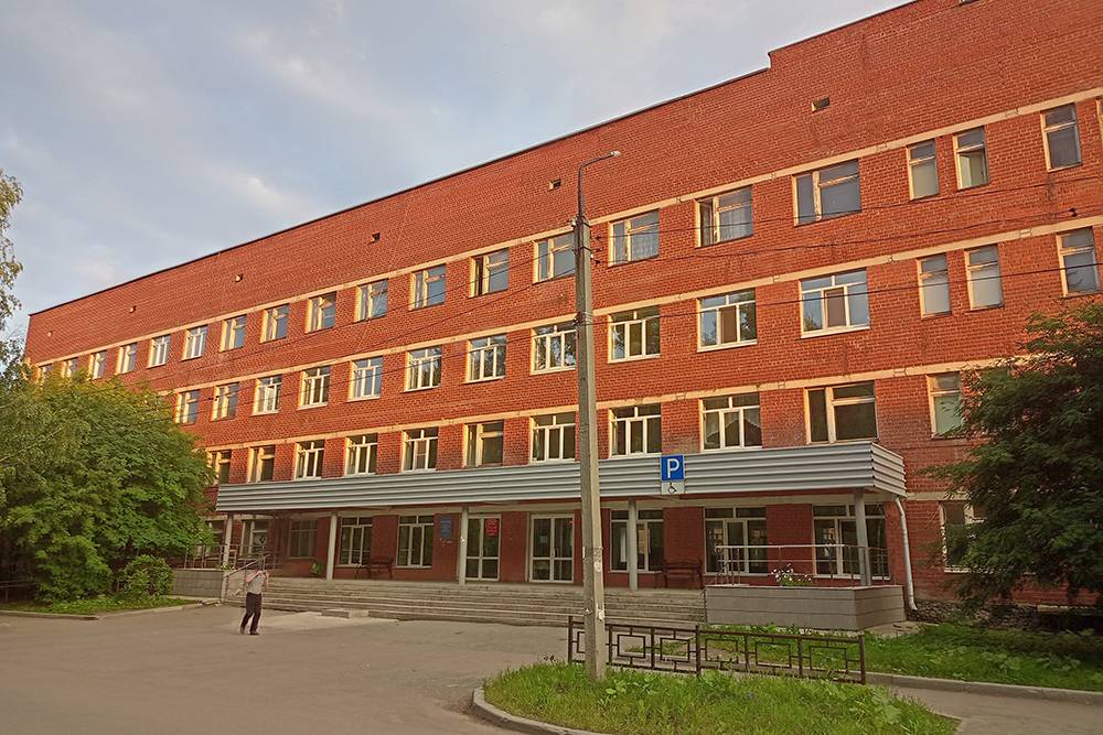 Здание Ревдинской городской больницы. В этом крыле расположена взрослая поликлиника
