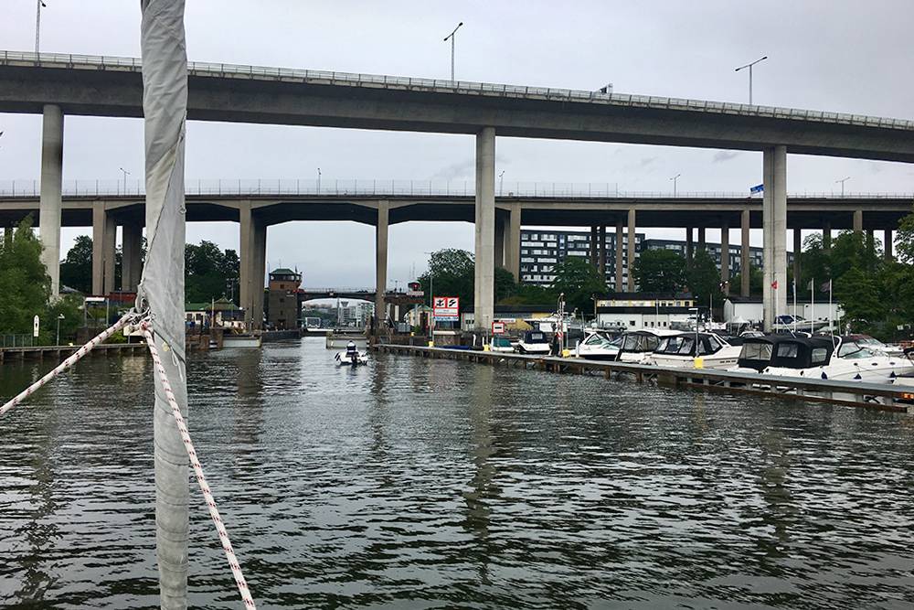 В Стокгольме построены высокие мосты, чтобы суда могли свободно ходить по рекам и каналам. Справа — маленькая стоянка для лодок. В Швеции таких очень много