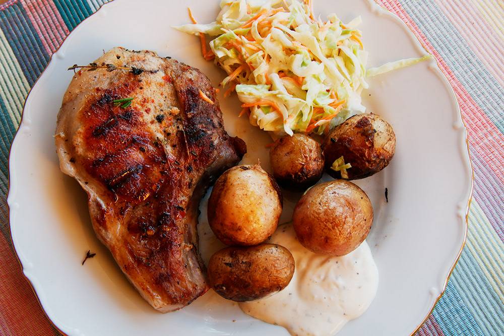 Свинина с салатом коул-слоу и соусом ранч. Рецепт взяла с сайта «Кулинарные заметки Алексея Онегина»