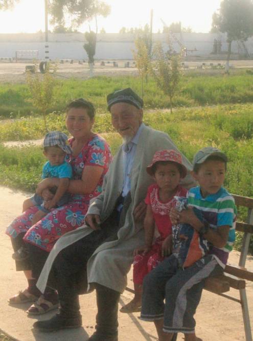 В Узбекистане местные носят национальную одежду даже в повседневной жизни