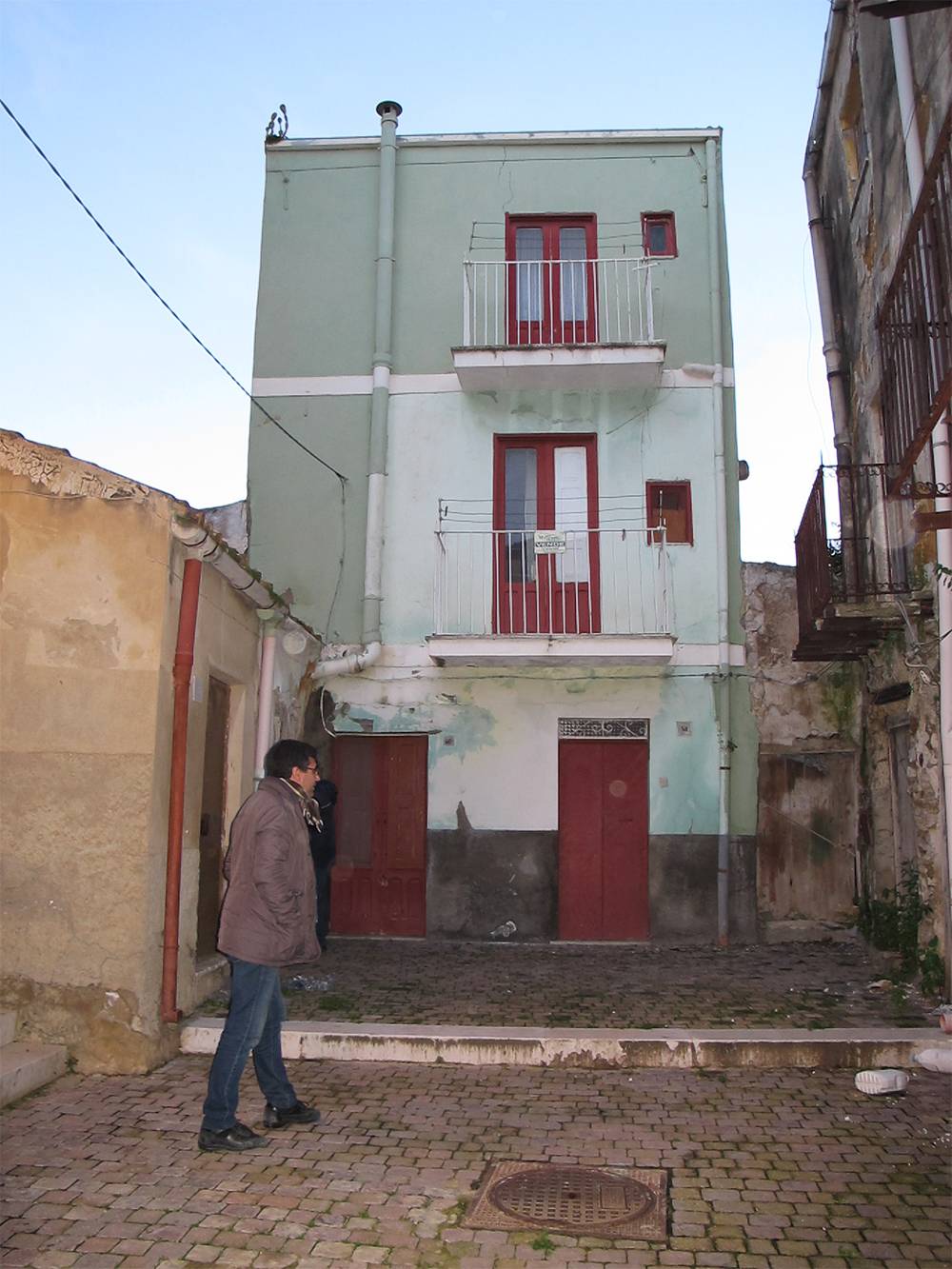 Такой трехэтажный дом за 35 000 € мы присмотрели для&nbsp;себя в городе Сикульяна-Марина на Сицилии