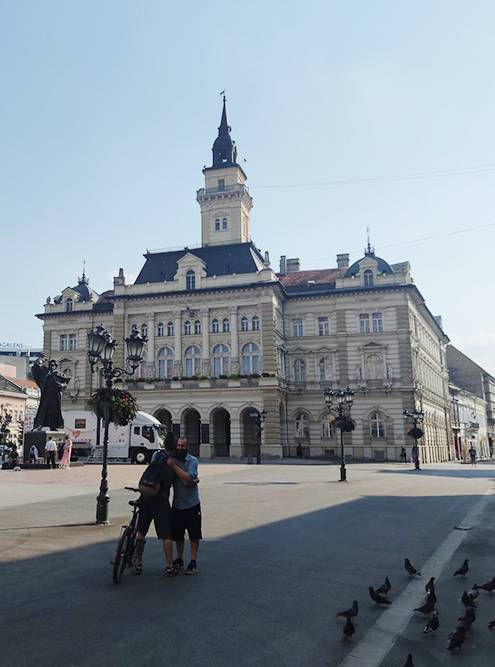 Сердце Нови-Сада — площадь Свободы в Старом городе. Там находятся городская ратуша и памятник политическому деятелю Святозару Милетичу