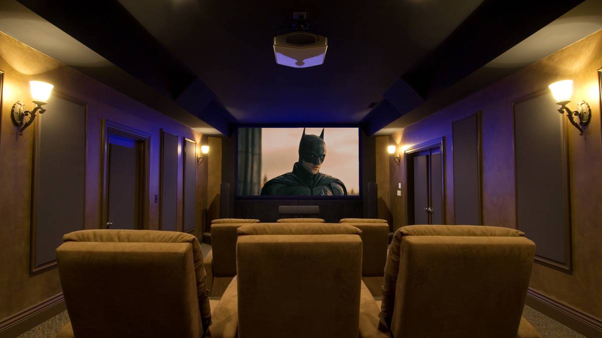 Как я снял кинотеатр, чтобы посмотреть отмененного в России «Бэтмена»
