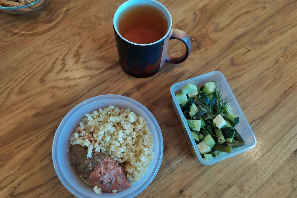 Пью чай с жасмином и ем салат, булгур и кале-митболы со сливочно-томатным соусом