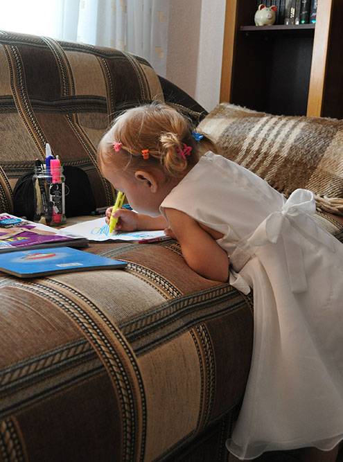 С ранних лет чувствовалась тяга дочки к искусству: если она видела карандаши и бумагу, то сразу начинала рисовать